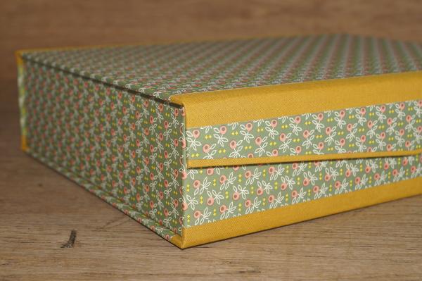Handgefertigte Box mit stilisierten Oliven